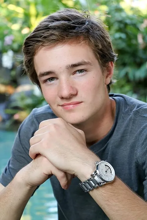 CJ Adams interpretando a Young Ford