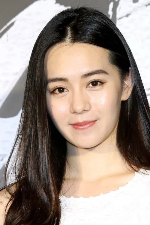 Claire Lee interpretando a 