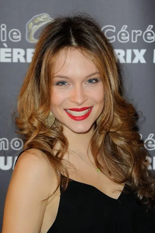 Claire-Lise Lecerf interpretando a Belle Sherman