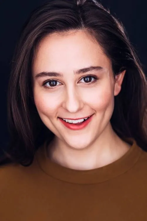 Claire McClain interpretando a Izzy Alibrahim