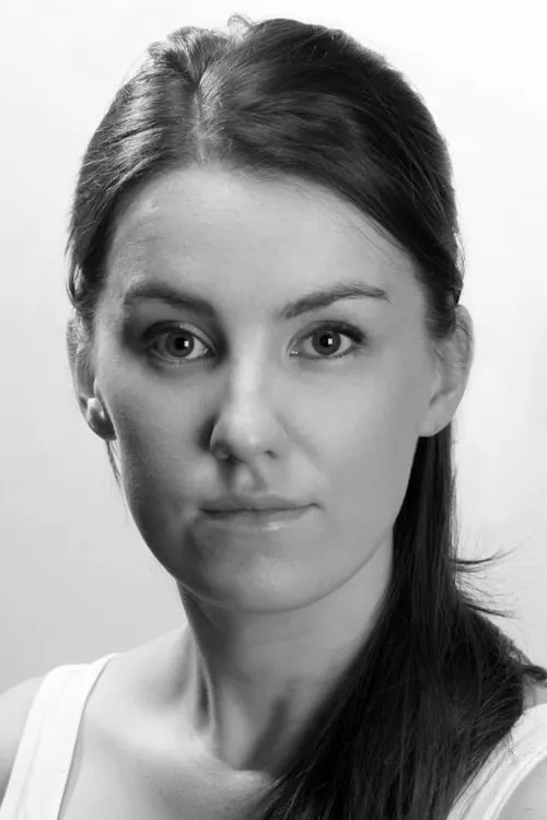 Clare Monnelly interpretando a Siobhán