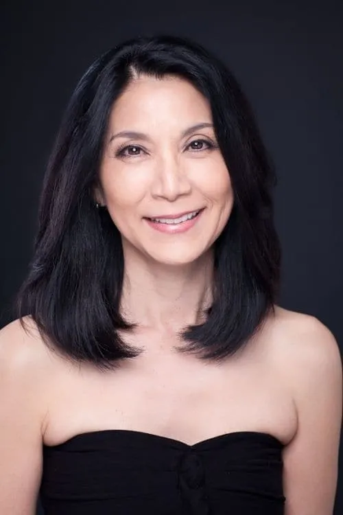 Clare Torao interpretando a Betty Fon