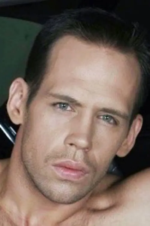 Clark Danson interpretando a