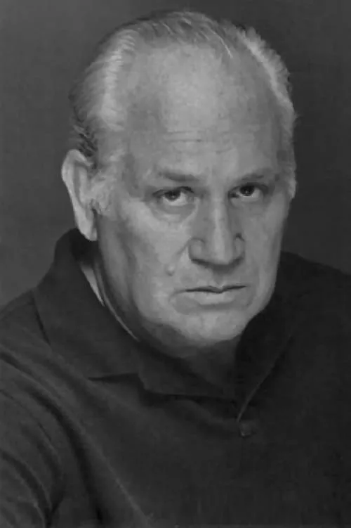 Claude Earl Jones interpretando a Deputy Fred