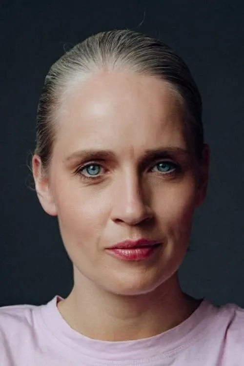 Claudia Helene Hinterecker interpretando a Aron's Sister