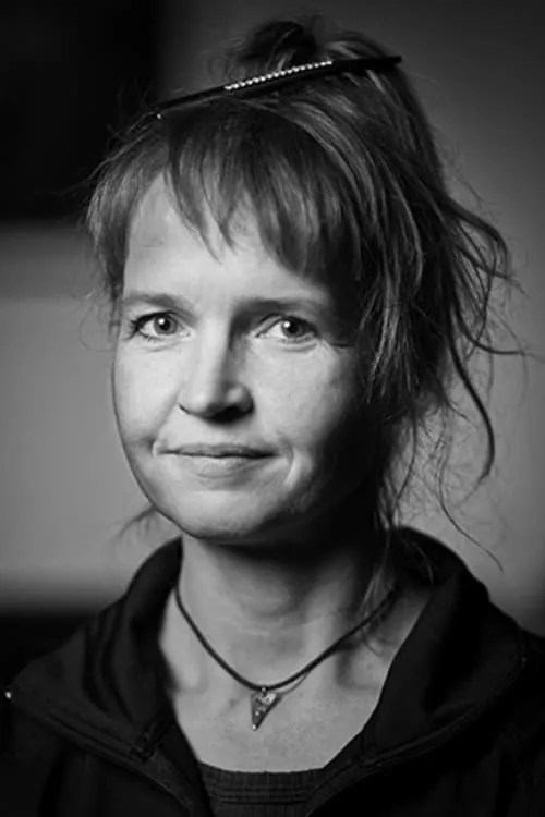 Claudia Heuermann interpretando a Self