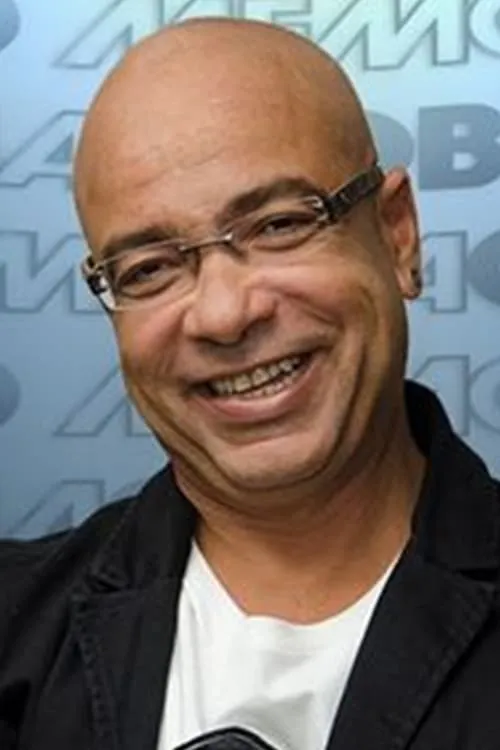 Cláudio Manoel interpretando a Seu Creysson / advogado de Gel / repórter chicano / garoto propaganda / surfista