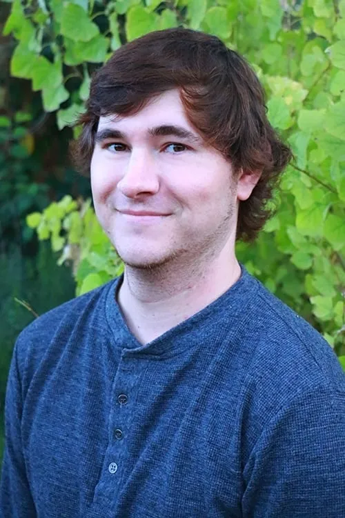 Clay Moffatt interpretando a Greg Sanders