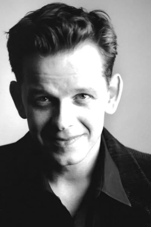 Clay Steakley interpretando a Reilly