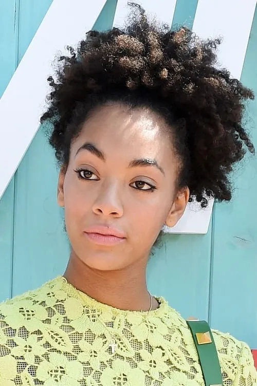 Coco Rebecca Edogamhe interpretando a Hessa