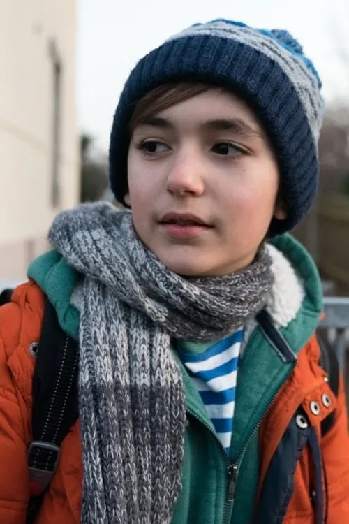 Colin Badura interpretando a Sebi