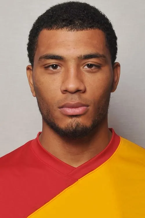 Colin Kazim-Richards interpretando a Self