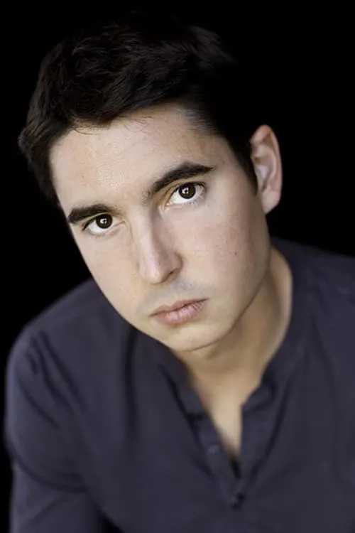 Colton James interpretando a Edward Baines