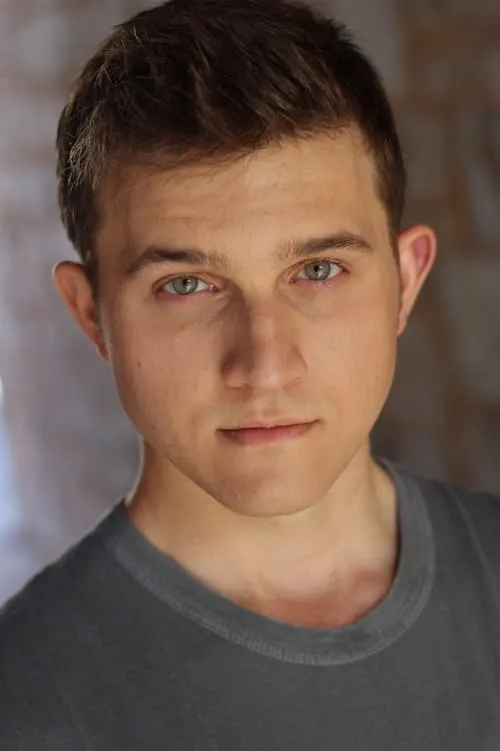 Conor Brophy interpretando a Crew Member