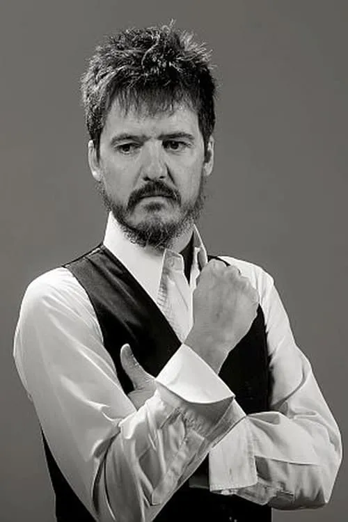 Coque Malla interpretando a Police officer 1