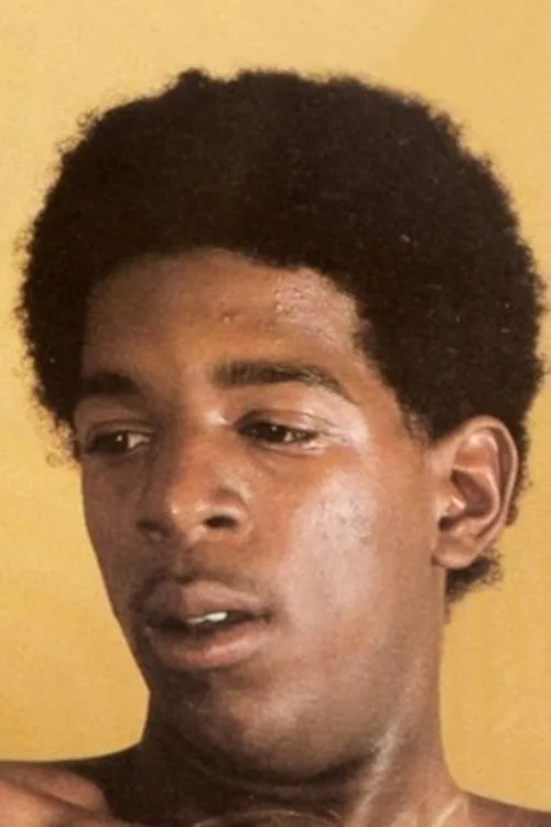 Cory Jacobson interpretando a Prison Guard