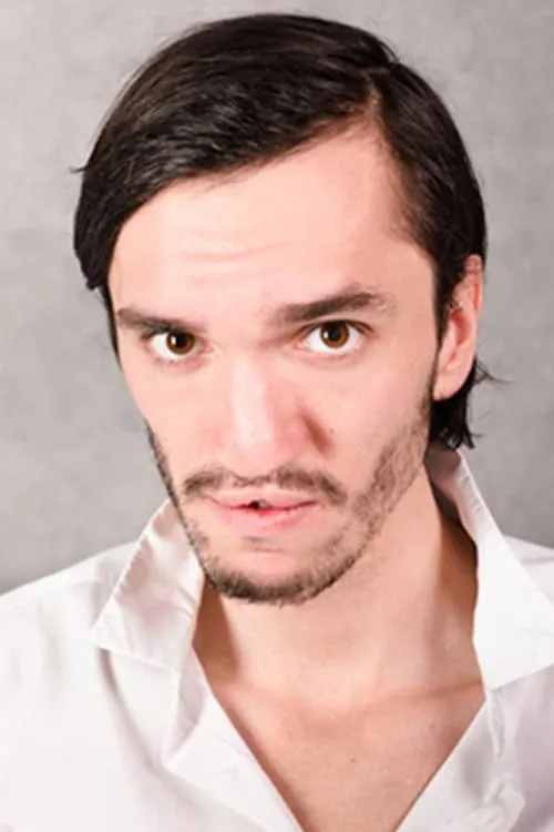 Cosme Castro interpretando a Etienne