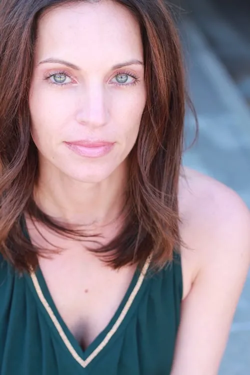 Courtney Compton interpretando a Agent Vukovich