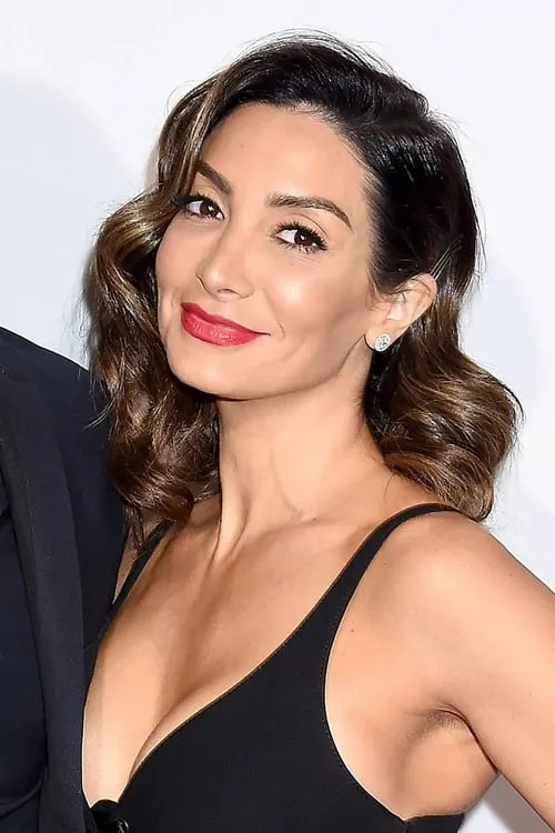 Courtney Lopez interpretando a 