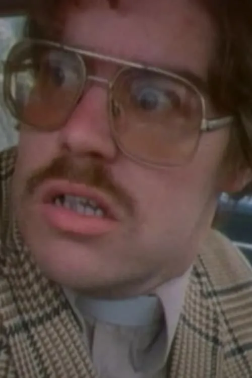 Craig Smith interpretando a Paul Mills