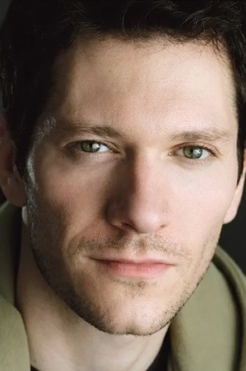 Creighton James interpretando a Campbell