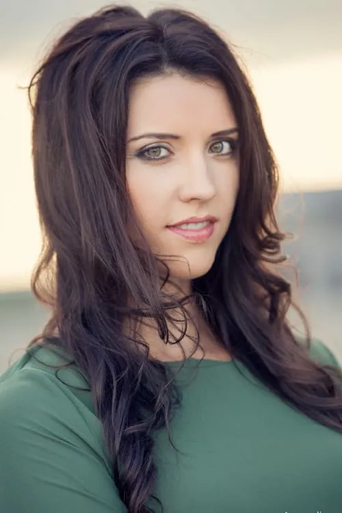 Crystal Day interpretando a Elizabeth Naibert