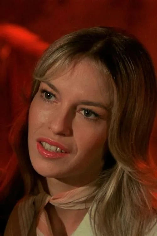 Crystin Sinclaire interpretando a Lila June