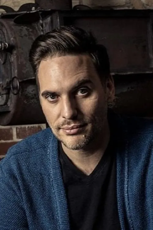 Curtis Gwinn interpretando a Tow Truck Driver