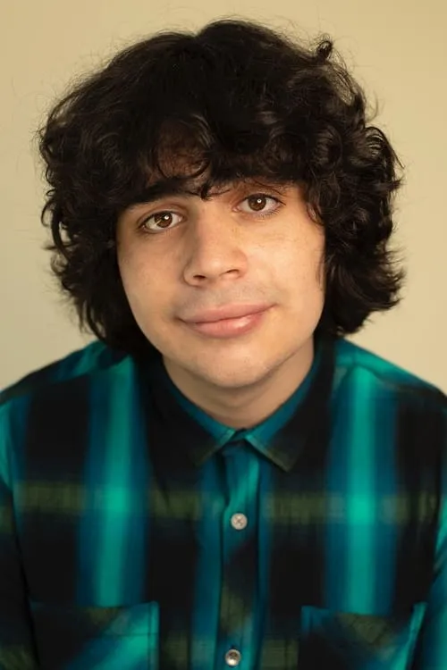 Cyrus Arnold interpretando a Josh Jagorski