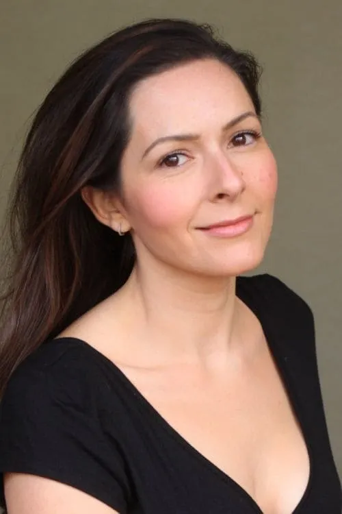 Dahlia Waingort interpretando a Ms. Moore