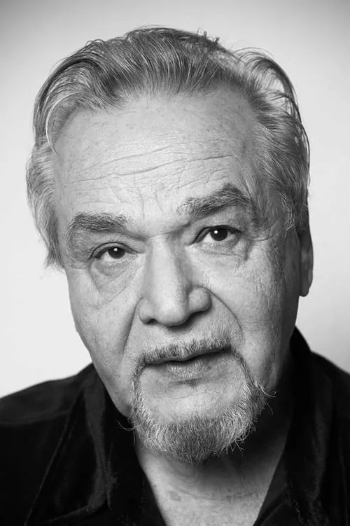 Damian Crâşmaru interpretando a 