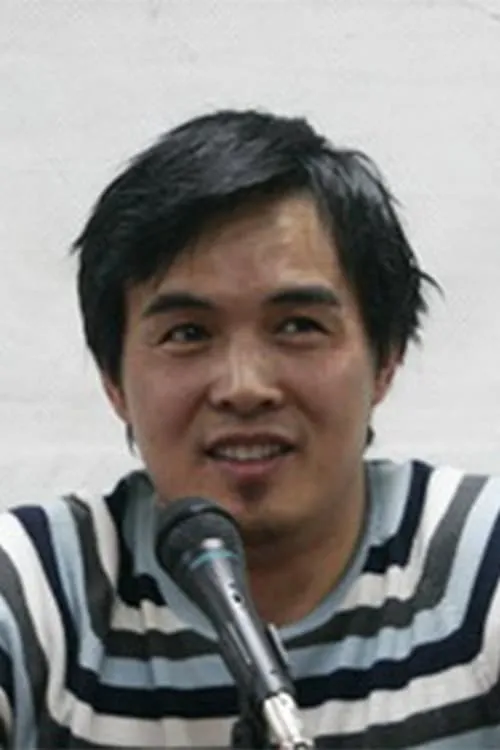 Daming Chen interpretando a Professor Ho Chung