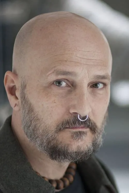 Damir Urban interpretando a Himself