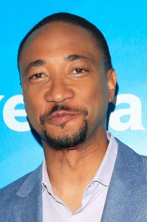 Damon Gupton interpretando a Thomas