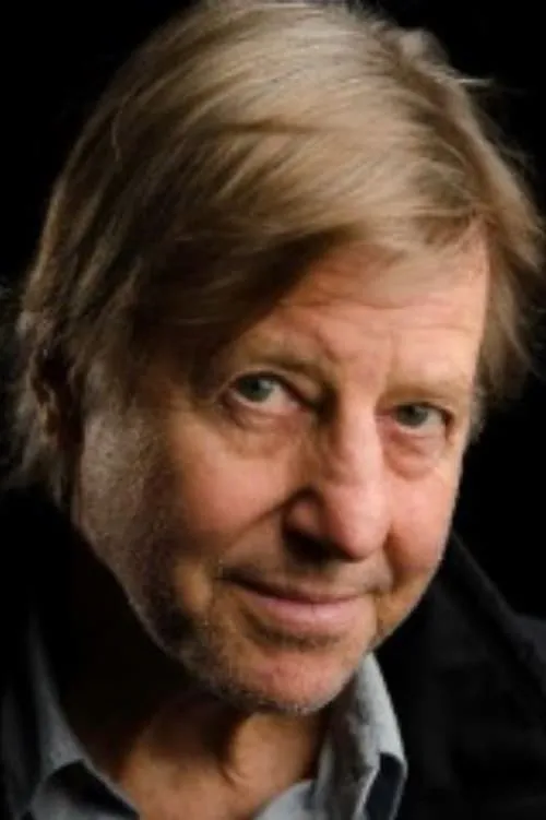 Damon Redfern interpretando a Maitre d'