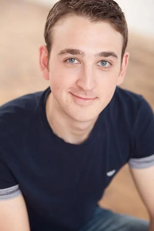 Dan Bertolini interpretando a Maya