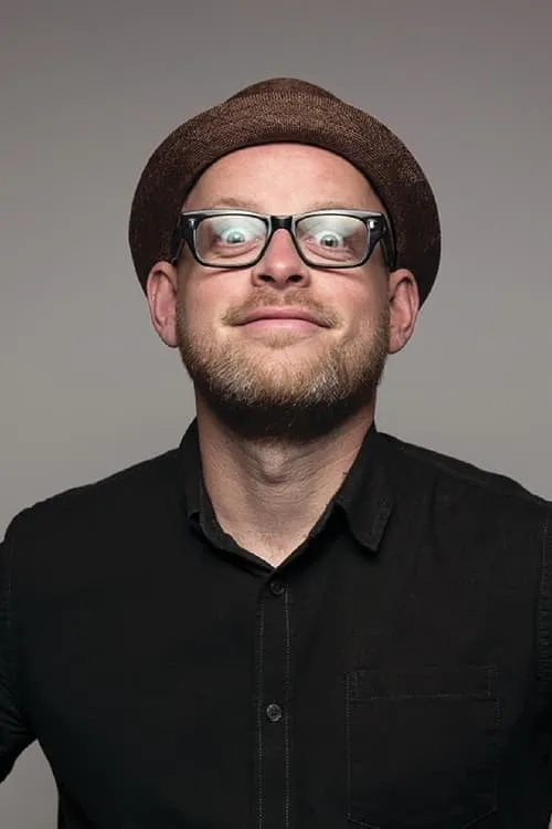 Dan Nightingale interpretando a