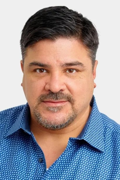 Dan Ponce interpretando a