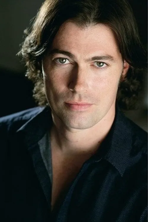 Dana Watkins interpretando a Vincent Pasetti