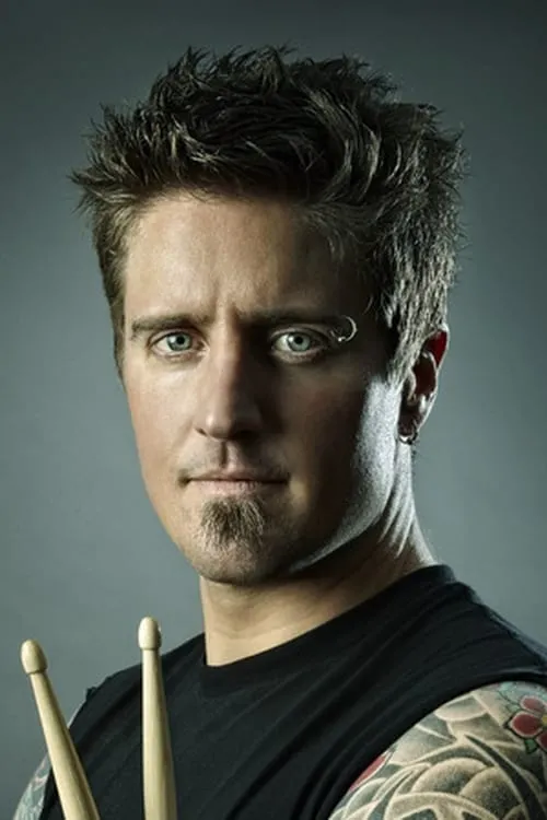 Daniel Adair interpretando a Drums