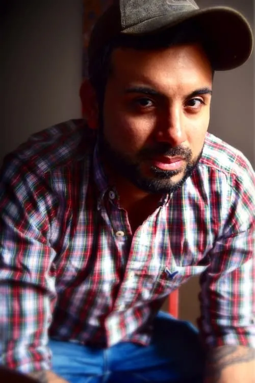 Daniel Armando interpretando a Elliott