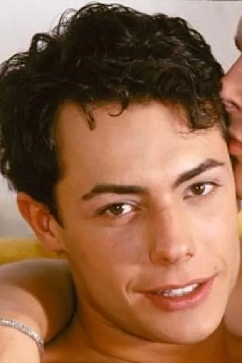 Daniel Avedon interpretando a 