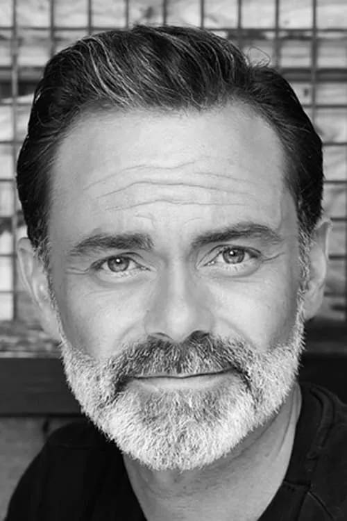 Daniel Brocklebank interpretando a Martyn Taylor