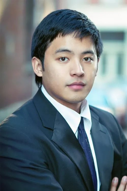 Daniel Chioco interpretando a Clay Evans