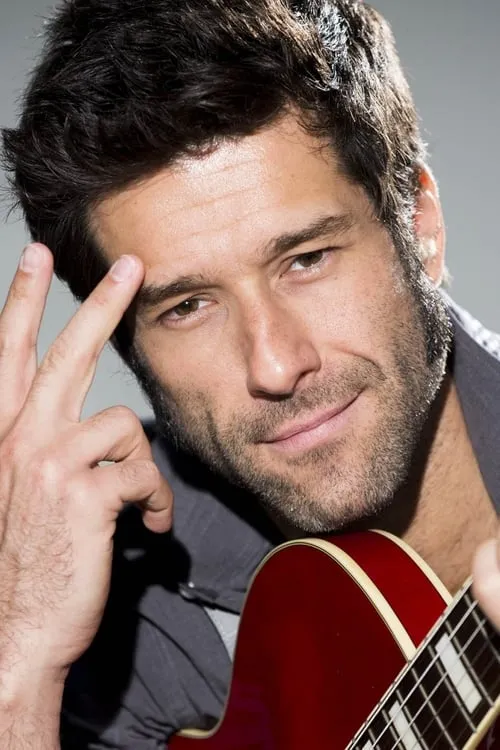 Daniel Del Sarto interpretando a Fred