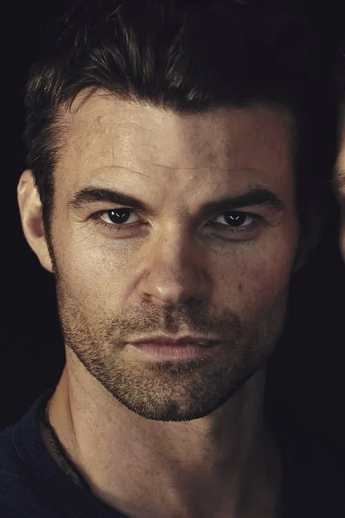 Daniel Gillies interpretando a Self