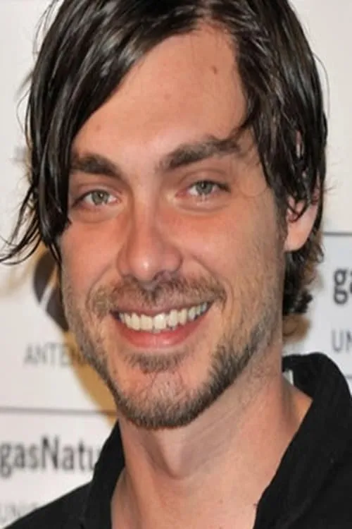 Daniel González interpretando a 