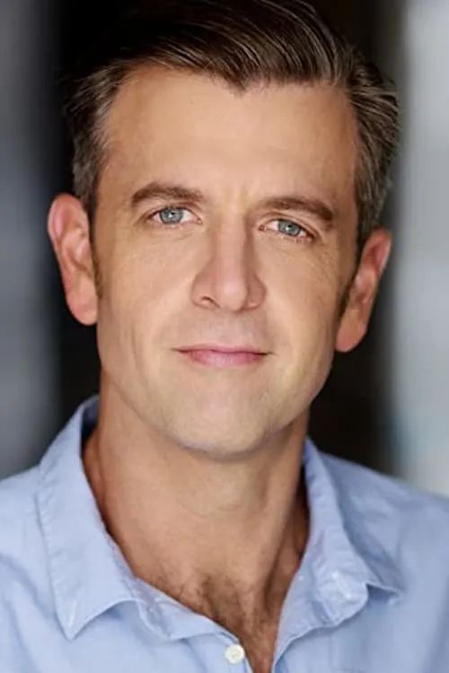 Daniel Green interpretando a Kelvin