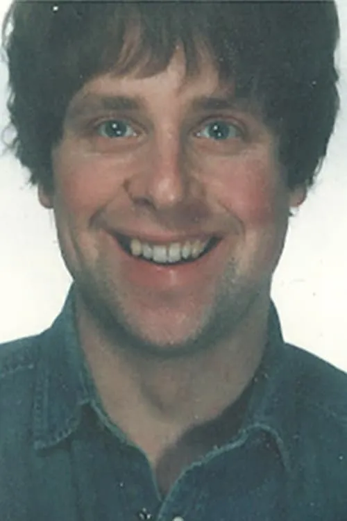 Daniel Hutchings interpretando a Leo