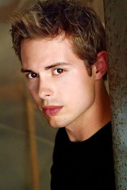 Daniel Kountz interpretando a Kal